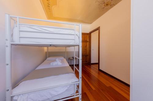a bedroom with bunk beds in a room with a ceiling at Contempora Apartments - Ca' Brenta Fresco in San Fedele Intelvi