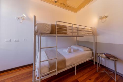 Un dormitorio con dos literas en una habitación. en Contempora Apartments - Ca' Brenta Fresco, en San Fedele Intelvi