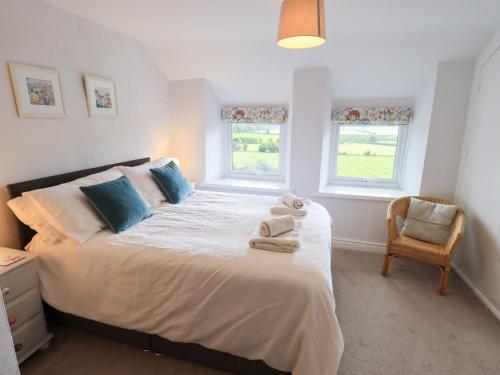 una camera da letto con un letto grande con asciugamani sopra di Squirrel Cottage a Keswick