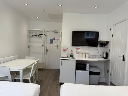 Kuchyň nebo kuchyňský kout v ubytování Araan House Hotel -Families and Couples Only