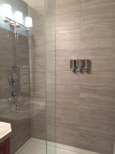 Bilik mandi di Hôtel Maison Blanche