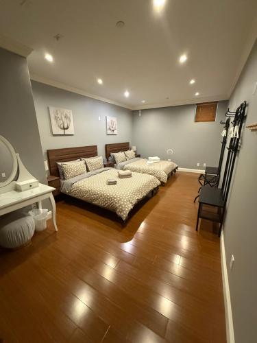 Postel nebo postele na pokoji v ubytování Peaceful & Cozy Home with 3 rooms, SHARED Bathrooms and SHARED Common Space