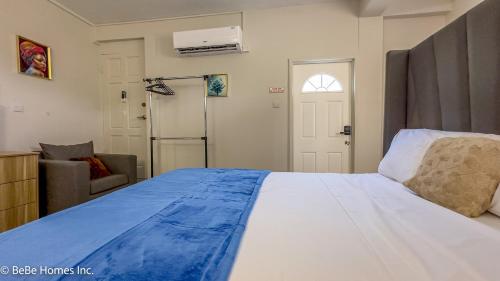 Una cama o camas en una habitación de Galexi Aura Suite - 12min from UVF Airport