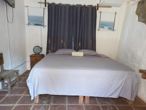 a bedroom with a large bed with a window at Hotel Quinto Sol in Mazunte