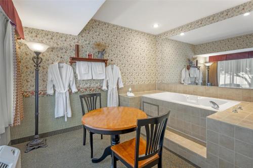 y baño con mesa, bañera y lavamanos. en Best Western Bronco Inn, en Ritzville
