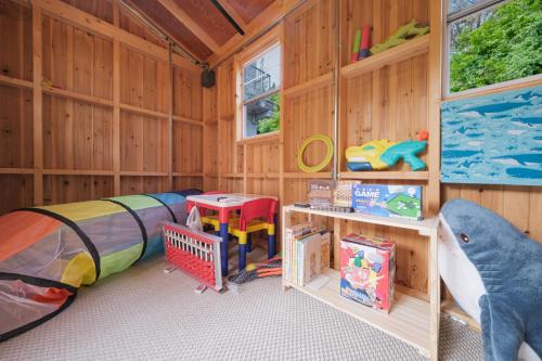 a childs room with a bed and toys in it at イヌサウナリゾート伊豆白浜 愛犬と焚火とバレルサウナの暖かいヴィラ in Shimoda