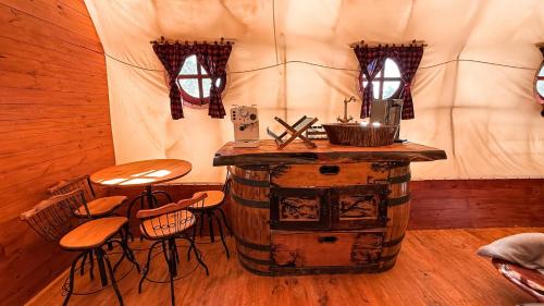 a room with a table and chairs in a tent at Wagon Cella faroeste com Spa em Campos in Campos do Jordão