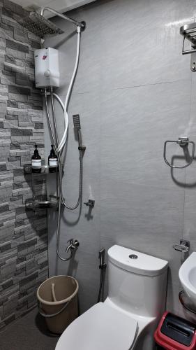 a bathroom with a toilet and a shower and a sink at Casa Brisa Resort in Kayagan