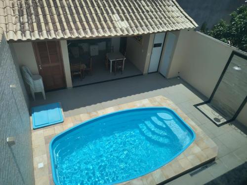 an overhead view of a swimming pool in a backyard at Casa INDEPENDENTE 4 QUARTOS VILA DO PERÓ CABO FRIO in Cabo Frio