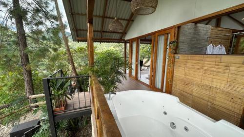 Un balcón o terraza de cabañas tamborillo