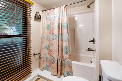 Koupelna v ubytování Pet-Friendly 2BR Ranch Wifi Parking Near RTP