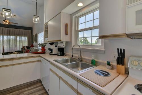 eine Küche mit weißen Schränken und einer Spüle in der Unterkunft Charming Condos at Holiday Hills Resort - Beautifully Updated and Affordable - Family Amenities in Branson