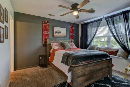 ein Schlafzimmer mit einem Bett und einem Deckenventilator in der Unterkunft Charming Condos at Holiday Hills Resort - Beautifully Updated and Affordable - Family Amenities in Branson