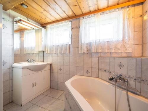 un bagno con vasca e lavandino di EAGGA-Niederleger Alm ad Alpbach