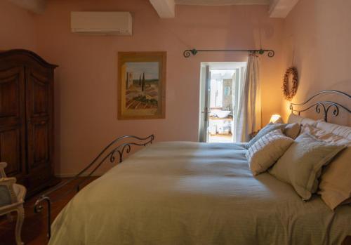 Postel nebo postele na pokoji v ubytování La casa nel castello e il giardino segreto