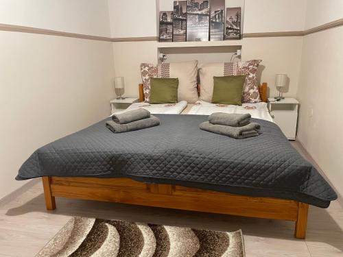 Ένα ή περισσότερα κρεβάτια σε δωμάτιο στο Moonlight Apartman