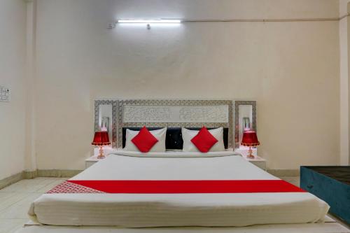 Cama o camas de una habitación en OYO 90856 HOTEL MANNAT