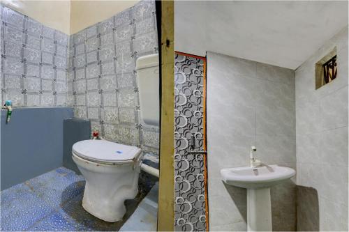 Un baño de OYO 90856 HOTEL MANNAT