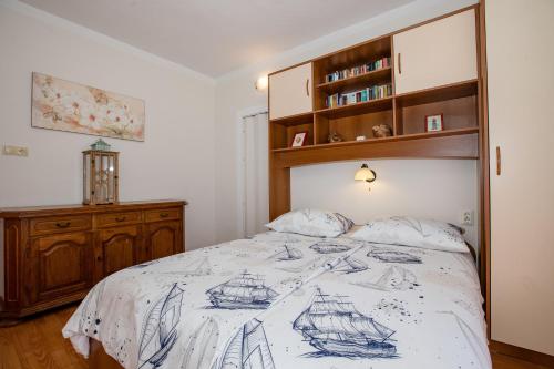 Apartments with parking space Barbat, Rab - 16723