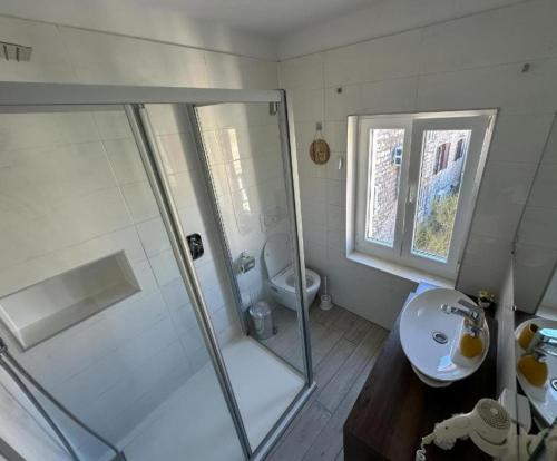 スプリトにあるVila Dida Suites City Centarのシャワー、洗面台、トイレ付きのバスルーム
