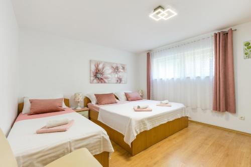 Apartments with parking space Kastel Kambelovac, Kastela - 21645