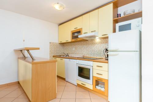 Apartments with parking space Kastel Kambelovac, Kastela - 21645