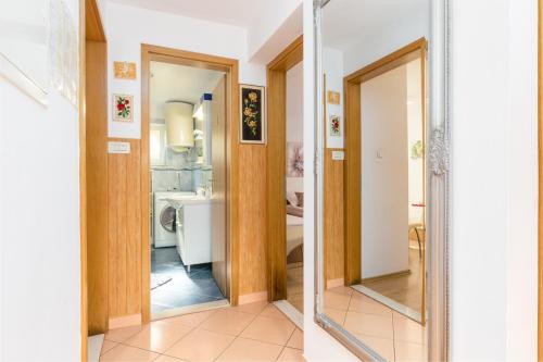 Apartments with parking space Kastel Kambelovac, Kastela - 21645