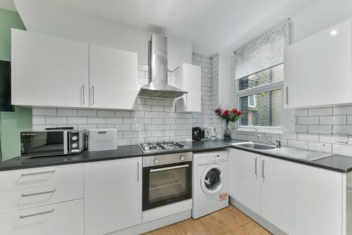 Una cocina o cocineta en Amazing 2 Bedrooms Flat In Dalston