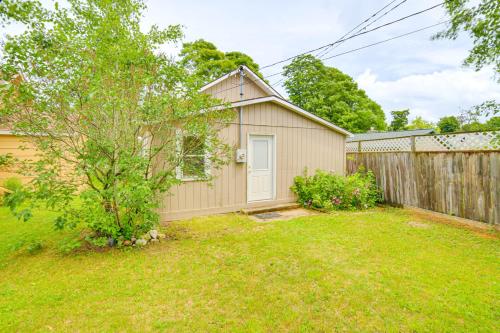 Ein Garten an der Unterkunft Steps to Lake Huron Retreat with Yard in St Ignace