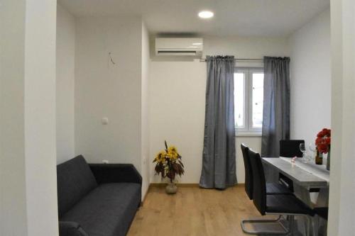 Apartments with parking space Kastel Stari, Kastela - 24803