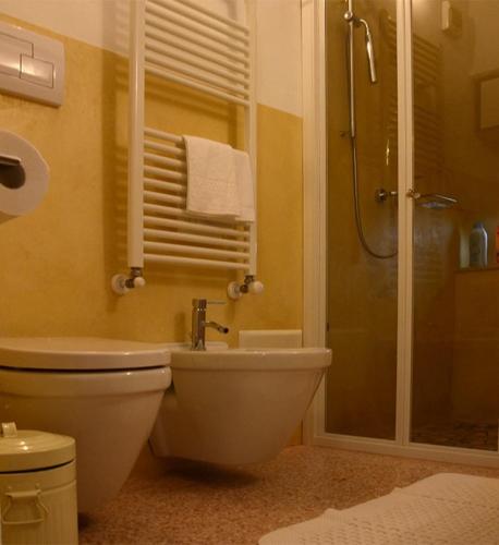 a bathroom with a toilet and a shower at Rosa dei Venti in Tricase