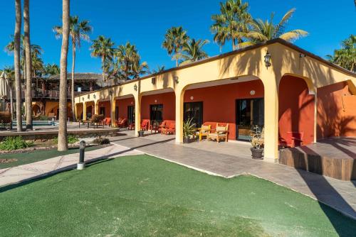 a resort with a putting green at Hotel Playa Del Sol in Los Barriles