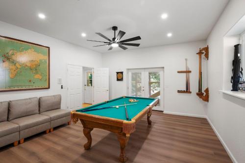 グローブランドにあるYosemite-bound, Fun at the lake, Spacious & stylish 6 Bdr home with game roomのビリヤード台とソファのあるリビングルーム