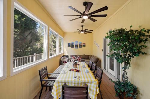 グローブランドにあるYosemite-bound, Fun at the lake, Spacious & stylish 6 Bdr home with game roomのダイニングルーム(テーブル、天井ファン付)