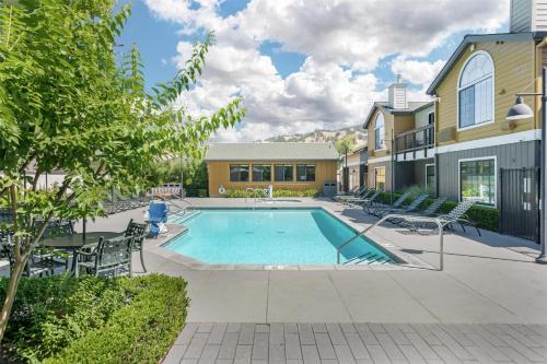a swimming pool in a yard next to a house at Best Western Plus Stevenson Manor in Calistoga
