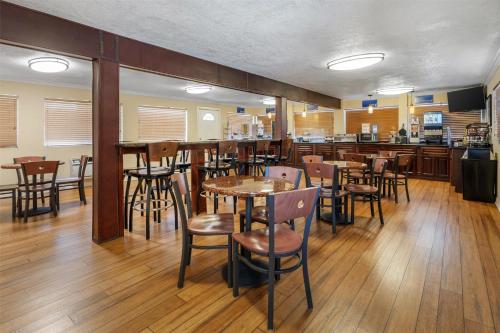 Un restaurante u otro lugar para comer en Best Western Desert Winds