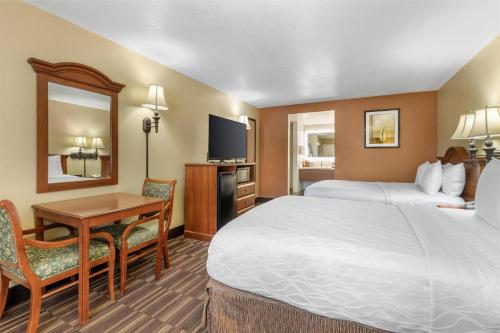 Una cama o camas en una habitación de Best Western Desert Winds