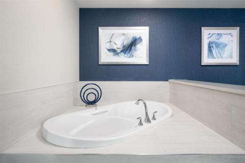 Vannituba majutusasutuses Best Western Plus Gateway to the Falls