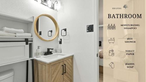 Ένα μπάνιο στο Amazing 4BR 2Bath Home w Hot Tub Pool & Game Room