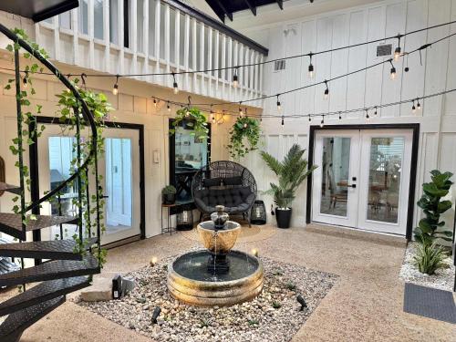 een binnenplaats met een fontein in het midden van een gebouw bij Dallas Family Fun Haus with Pool and Massive Game Room in Dallas