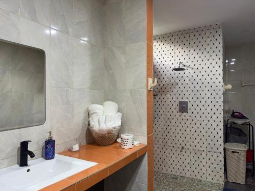a bathroom with a sink and a mirror at Casa La Perla del Sur Confort y calidez en todos sus espacios in Ticul
