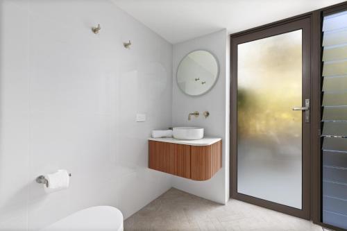 Bilik mandi di Stylish 3-Bed Newport Stay with Balcony