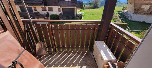 Balcon ou terrasse dans l'établissement Appartement avec balcon vue montagne à Bellevaux