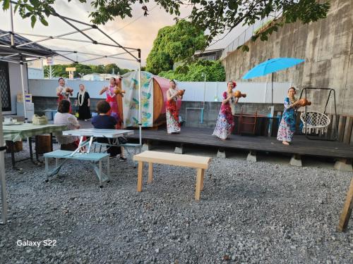 a group of people in kimonos standing on a bench at 旅の宿さくら庵 in Tanabe