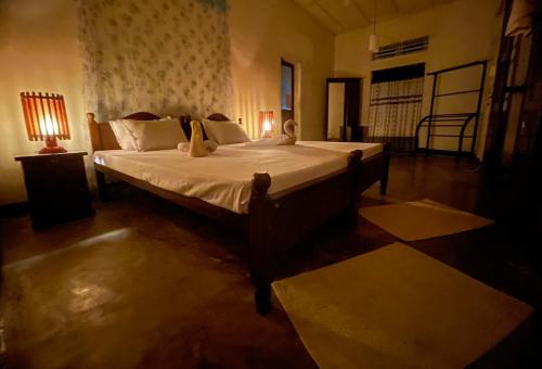 Postel nebo postele na pokoji v ubytování Weeragiri home stay