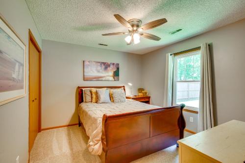 ein Schlafzimmer mit einem Bett und einem Deckenventilator in der Unterkunft about 1 Mi to Shopping and Dining Quiet St Joseph Home in Saint Joseph