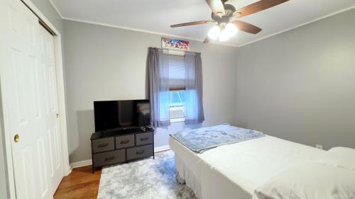 Ένα ή περισσότερα κρεβάτια σε δωμάτιο στο Pocono Hideaway,Big Screen TV, Crisp Air & Autumn Fun