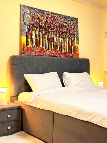 Charming Apartment in Historic Building-Near Luanda Bayにあるベッド