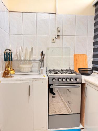Charming Apartment in Historic Building-Near Luanda Bayにあるキッチンまたは簡易キッチン