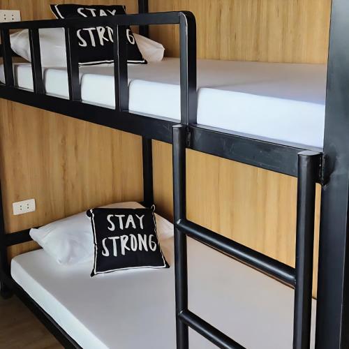 ハノイにあるHanoi Dormiam - Wonderful Sightseeing of West Lakeの枕付きの部屋に二段ベッドがいくつかある